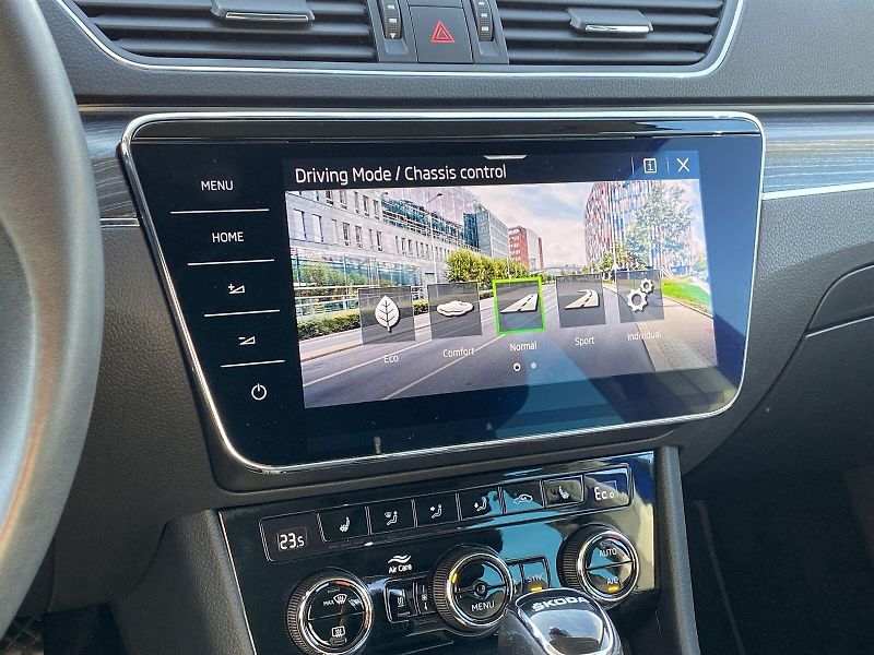 Škoda Superb (2023) Combi 1.4 TSI iV DSG Style - fotka 16 z 37
