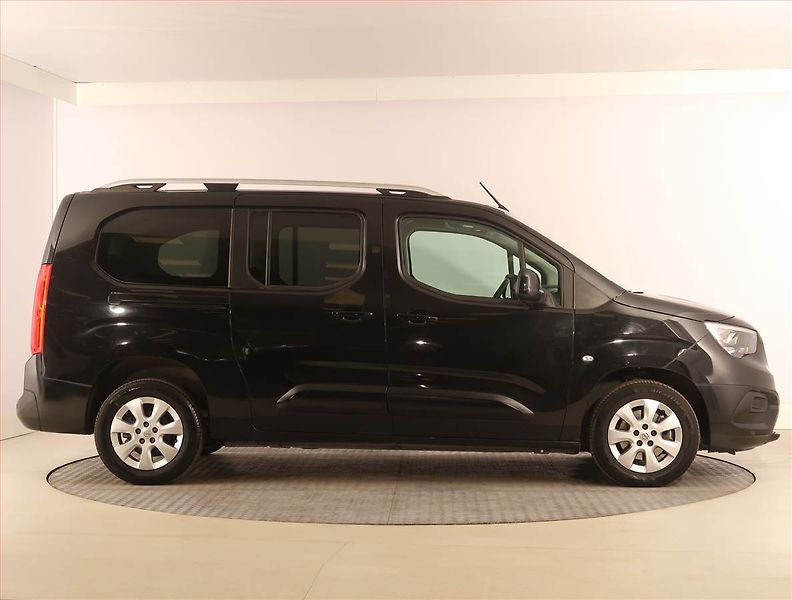 Opel Combo (2020) Maxi Enjoy 1.2 Turbo, 7Míst - fotka 6 z 23