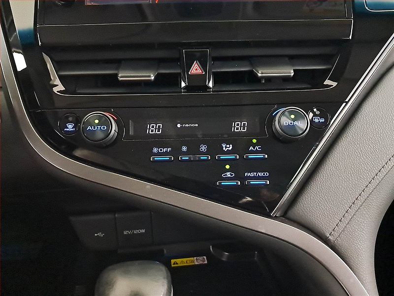Toyota Camry (2023) Executive 2.5 Hybrid - fotka 17 z 19