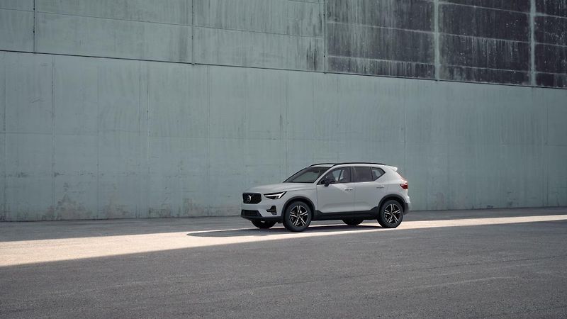 Volvo XC40 (2026) B3 AUT DARK PLUS - fotka 2 z 11