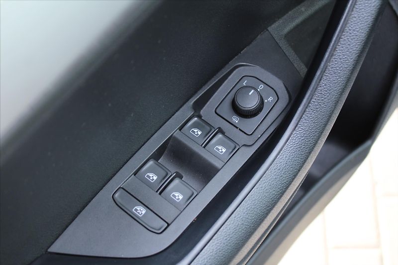 Škoda Karoq 2.0 TDI  NAVI DPH 1.MAJ ČR - fotka 28 z 28