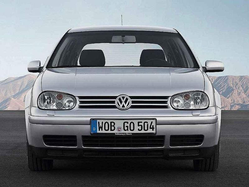 První a sedmá generace Volkswagenu Golf GTI.