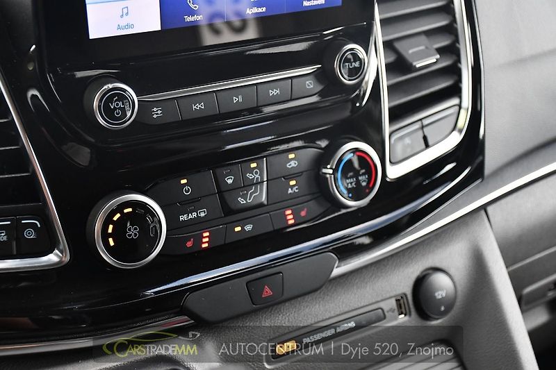 Ford Tourneo Custom 2.0EcoBlue 8.MÍST TITANIUM - fotka 28 z 43