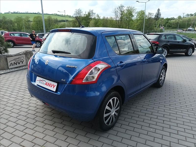 Suzuki Swift 1,2 i,4x4,VÝHŘEV,SERVIS,KOLA, - fotka 5 z 44