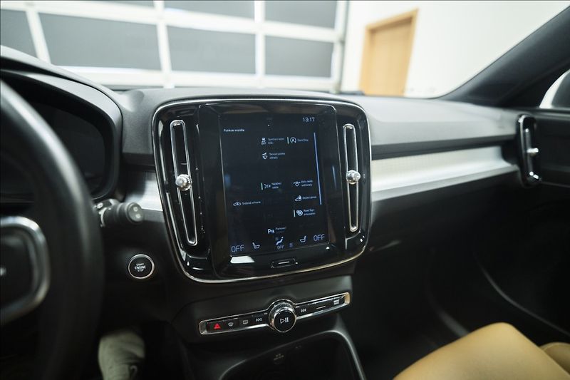 Volvo XC40 2,0 D4 AWD NAVI KAMERA TAŽNÉ - fotka 33 z 46