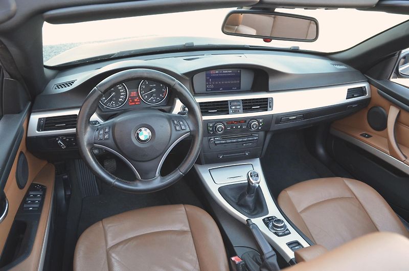 BMW Řada 3 (2009) 325i 155kW E93 Cabrio / manuál - fotka 17 z 28
