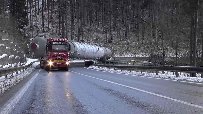 Přeprava chemických aparátů z Ondřejovických strojíren do Bratislavy.