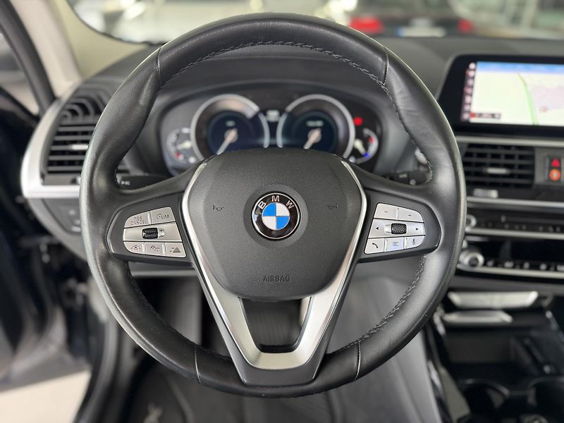BMW X3 30d xDrive*Head-Up*360Kam*Pano - fotka 25 z 40