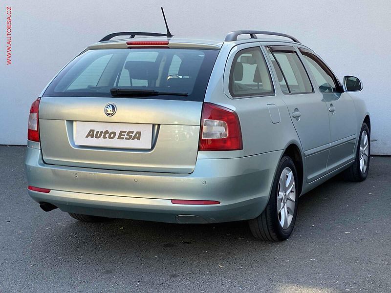 Škoda Octavia (2011) 1.6 TDi, ČR, Park.čidla - fotka 4 z 16