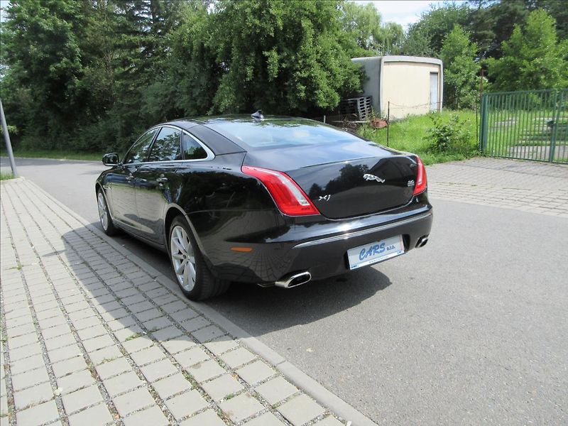 Jaguar XJ 3,0 V6, 4x4, Panorama, Nové ČR - fotka 7 z 37