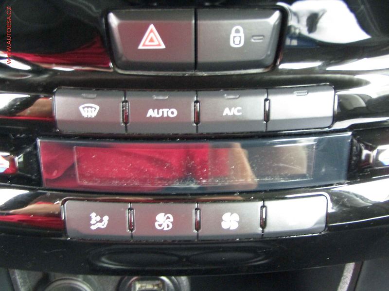 Peugeot 2008 (2017) 1.2 VTi, ČR, servis.kniha - fotka 14 z 17