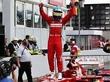Fernando Alonso oslavuje v Německu třetí triumf letošní sezony.
