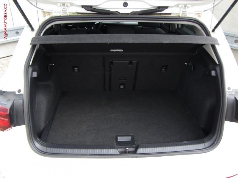 Volkswagen Golf (2020) 1.5 TSi, Style, LED, navi - fotka 7 z 22