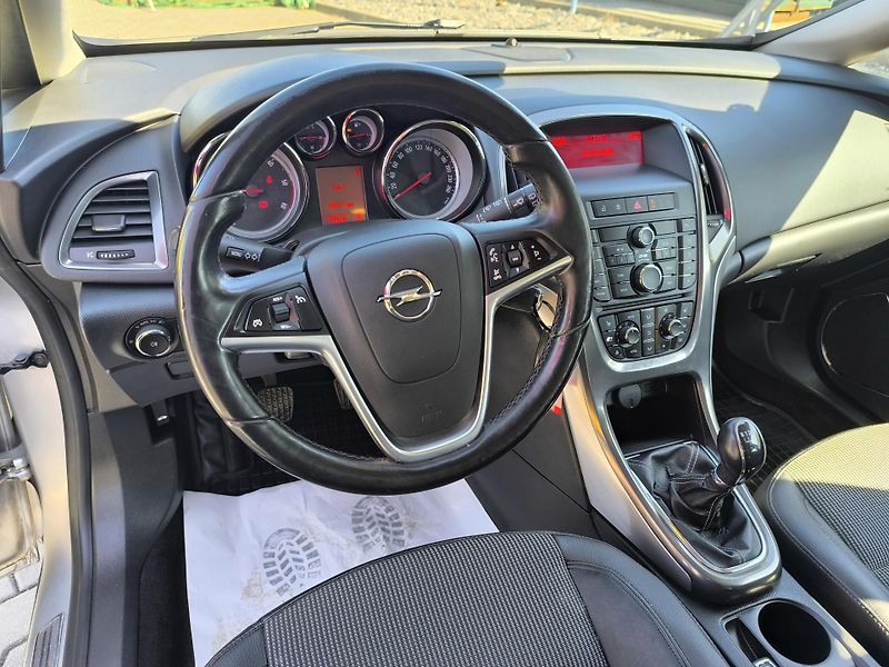Opel Astra (2011) 1.7 CDTi,SERVISNÍ KN. DOL KM. - fotka 16 z 29