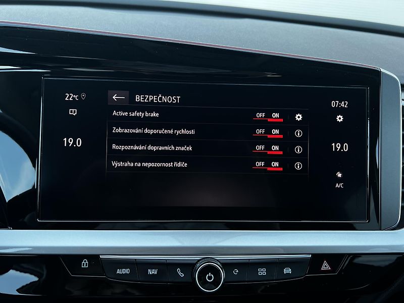 Opel Grandland 1.6PHEV Sport GSLine 165kW DPH - fotka 18 z 25
