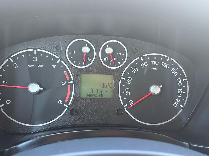 Ford Tourneo Connect 1.8 TDCi 66kW - fotka 15 z 23