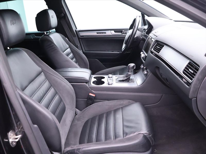 Volkswagen Touareg 3,0 TDI V6 DSG R-LINE CZ 4M - fotka 12 z 37