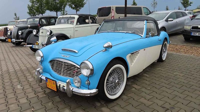 Pálavský Oldtimer přilákal na Břeclavsko desítky elegantnch veteránů.