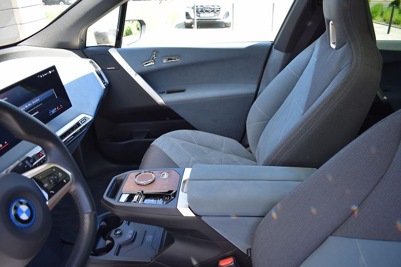 BMW iX (2024) iX40xD/pano/360 - fotka 23 z 46