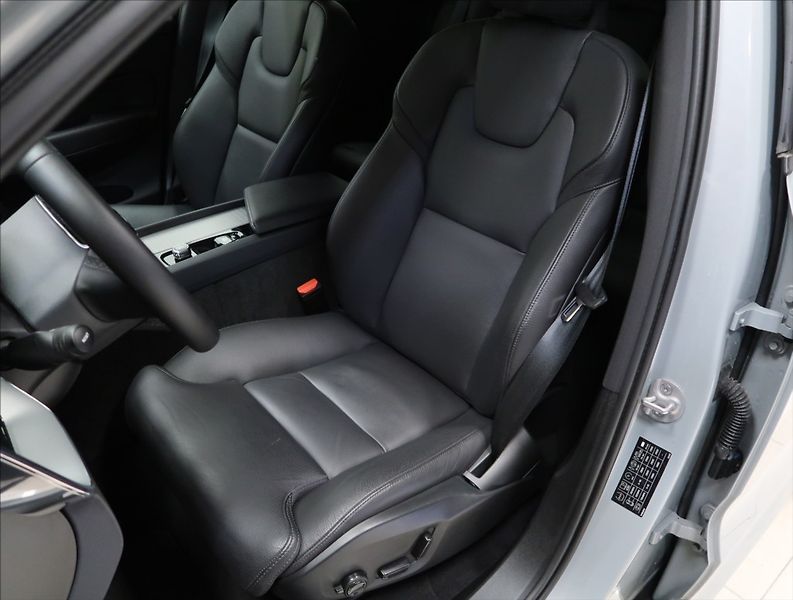 Volvo XC60 2,0 B4 AWD PLUS DARK 1. MAJ ČR - fotka 39 z 55