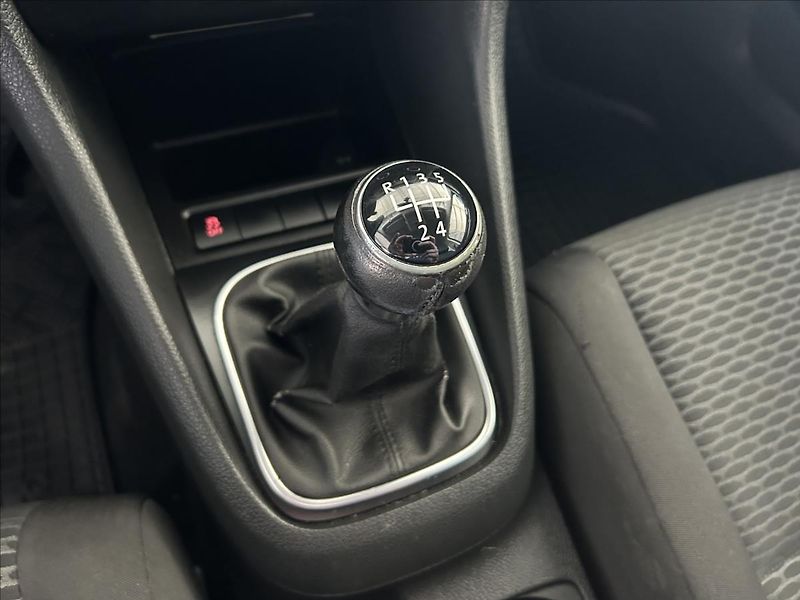 Volkswagen Golf 1,6   TDI,SERVISKA,2.MAJITEL - fotka 18 z 22