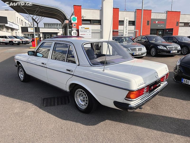 Mercedes-Benz 123 230E - fotka 8 z 23