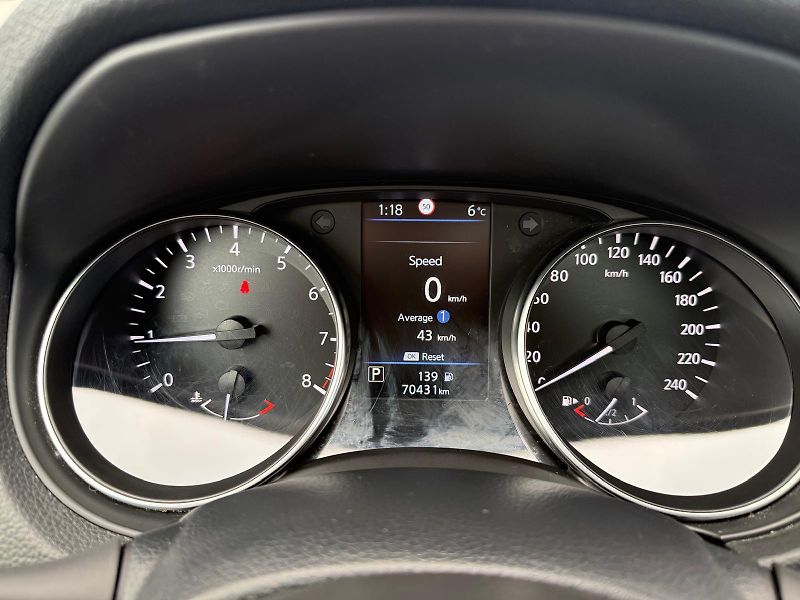 Nissan Qashqai 1.3 DIG-T DCT Tekna - fotka 16 z 29