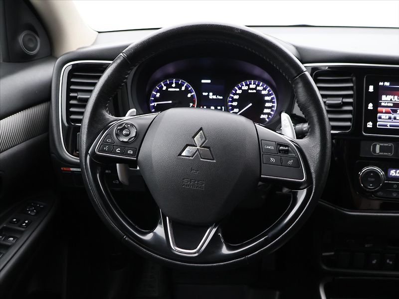 Mitsubishi Outlander 2,0 MIVEC 110kW Intense 4WD - fotka 14 z 34
