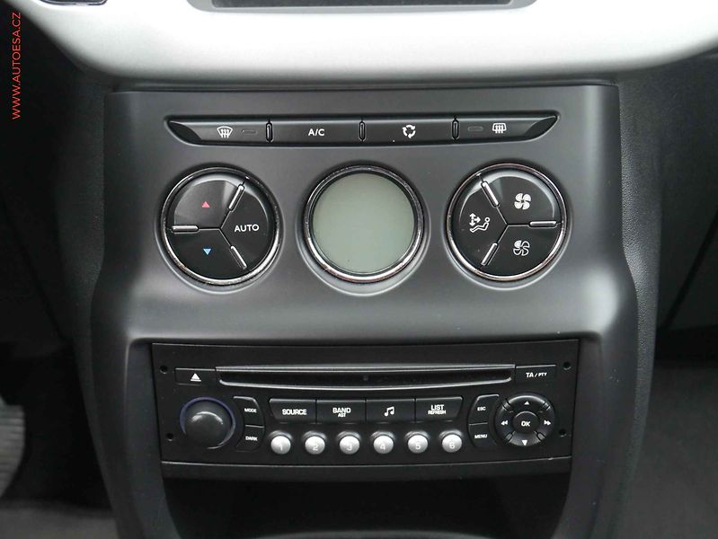 Citroën C3 (2010) 1.4 i, ČR, autoAC, temp - fotka 12 z 15