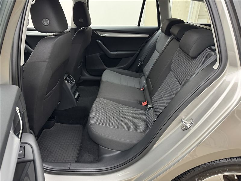 Škoda Octavia 1,6 TDi 6ST. MAN. NAVI SENZORY - fotka 31 z 33