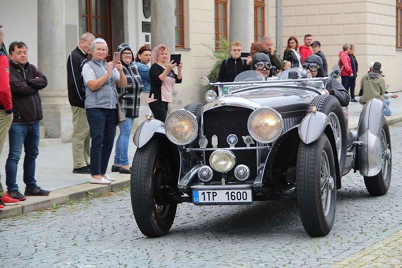 Automobiloví a motocykloví veteráni se rozloučili s letošní sezonou. Start spanilé jízdy Přerovskem byl na náměstí v Lipníku. Neděle 2. září 2023