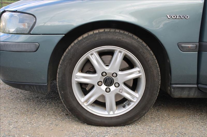Volvo V70 2,4 D  D5, KLIMA, STK 8/2028 - fotka 22 z 26
