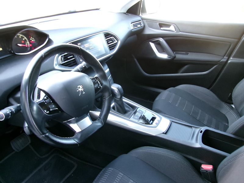 Peugeot 308 1.2i automat - fotka 21 z 22