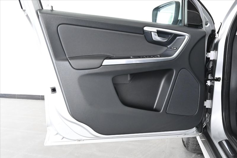 Volvo XC60 2,4 D5 133 kW AT6 AWD Záruka a - fotka 23 z 28