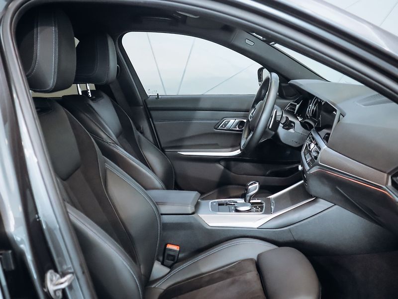 BMW Řada 3 320d Touring xDrive - fotka 22 z 26