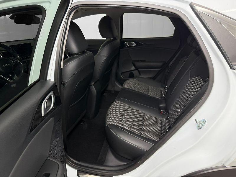 Kia Ceed CRDi 100KW 7DCT EXECUTIVE, LED - fotka 11 z 23