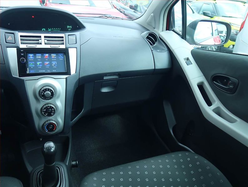 Toyota Yaris (2007) 1.3, Serv.kniha, nová STK - fotka 8 z 16
