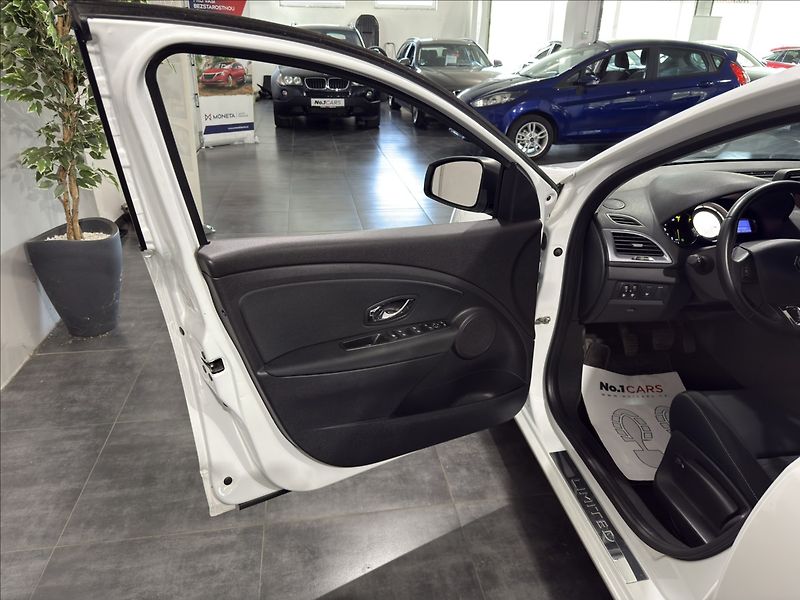 Renault Mégane 1,6   i LIMITED NAVI VÝHŘEV - fotka 6 z 28