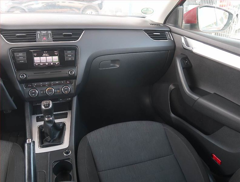 Škoda Octavia (2015) Elegance 1.6 TDI, Tempomat - fotka 8 z 19