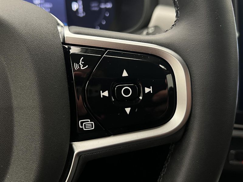Volvo V90 T6 AWD DARK PLUS RECHARGE AUT - fotka 25 z 46