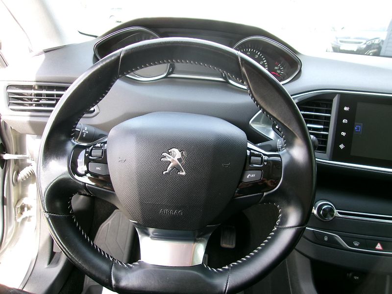 Peugeot 308 - fotka 15 z 16