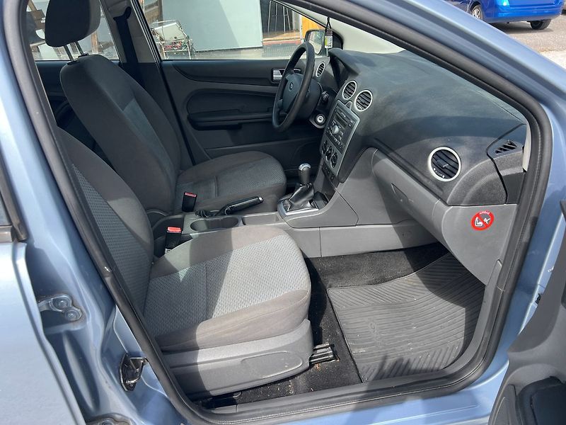 Ford Focus 1.6 i - fotka 8 z 14