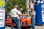 Setkání vozů Škoda 110R a 130RS na náměstí v Uničově