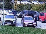 Zloděj vykrádající zaparkované škodovky a volkswageny dokázal auta bez poškození otevřít a při odchodu opět uzamknout.