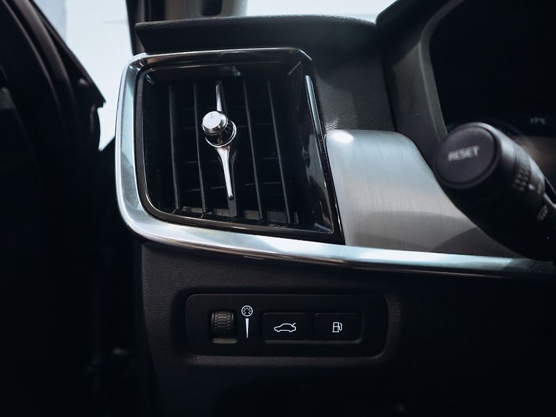 Volvo V90 2.0 T8 AWD Momentum - EL SPZ - fotka 10 z 24