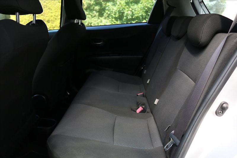 Toyota Yaris 1,5 Hybrid, Automat - fotka 35 z 40