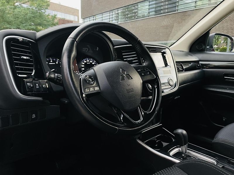 Mitsubishi Outlander 2.0i AUTOMAT 1.MAJITEL KAMERA  - fotka 26 z 43