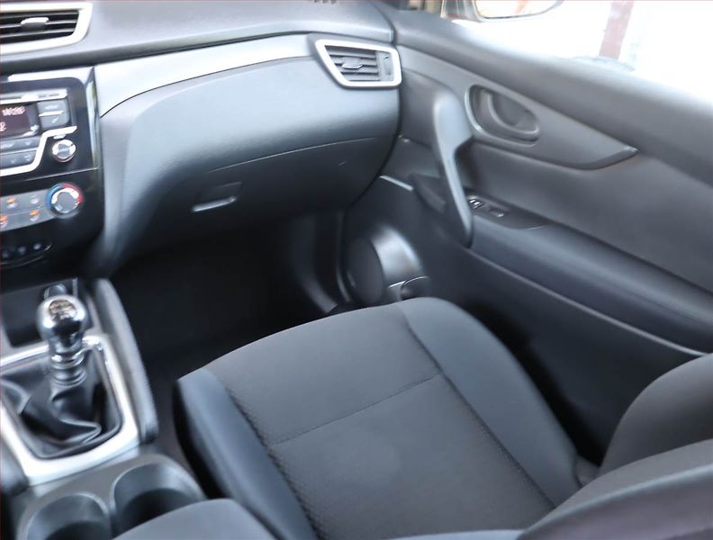 Nissan Qashqai (2015) 1.2 DIG-T, Serv.kniha, Xenony - fotka 8 z 12