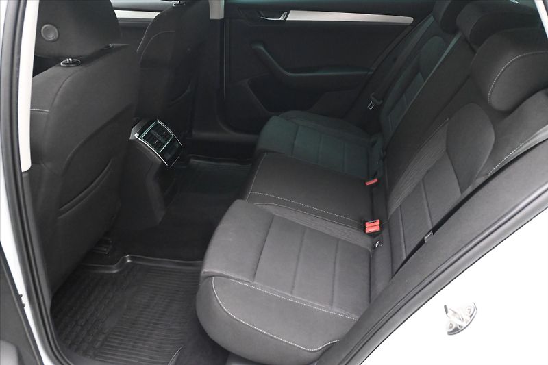 Škoda Superb 1,6 TDI 88 kW NAVI Ambition Zá - fotka 14 z 29