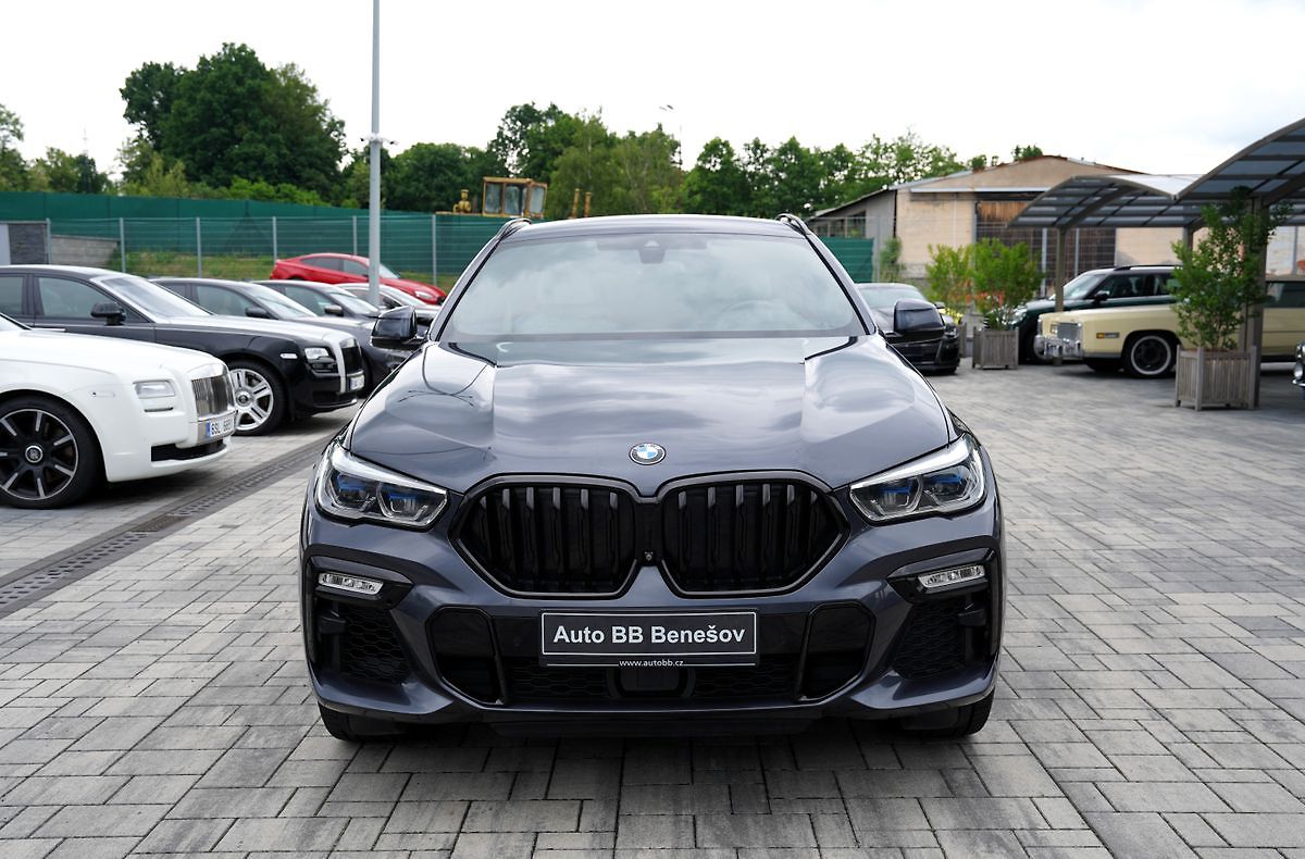 BMW X6 M50i xDrive Lasery, ČR, 530PS